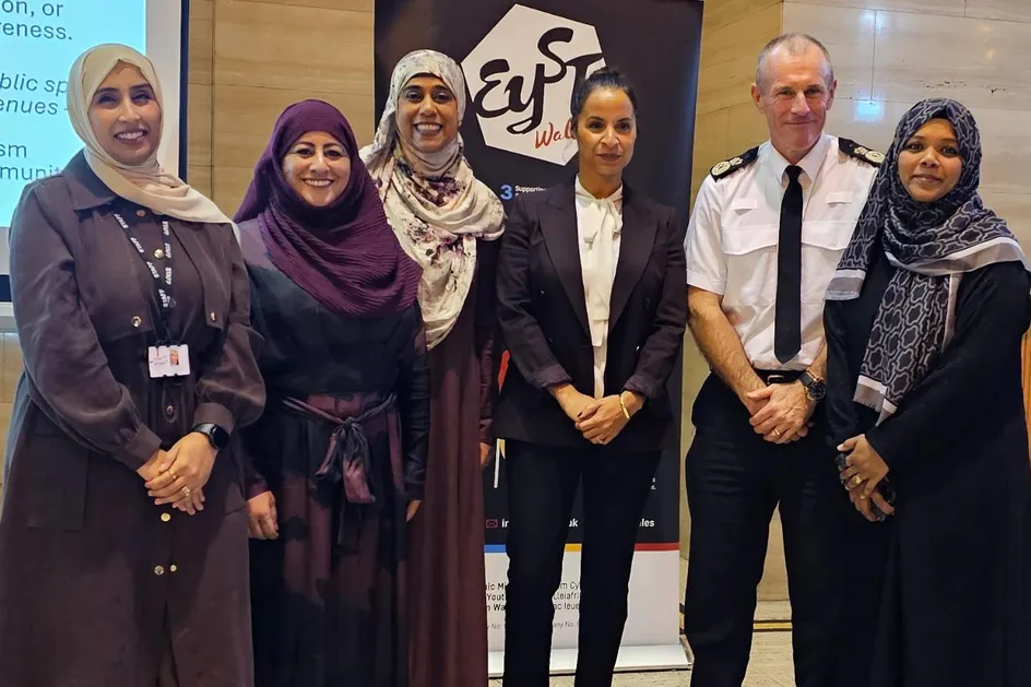 Amira Assami, Selima Bahadur, Dr Shehla Khan, Emma Wools, Mark Hobrough, a Momena Ali