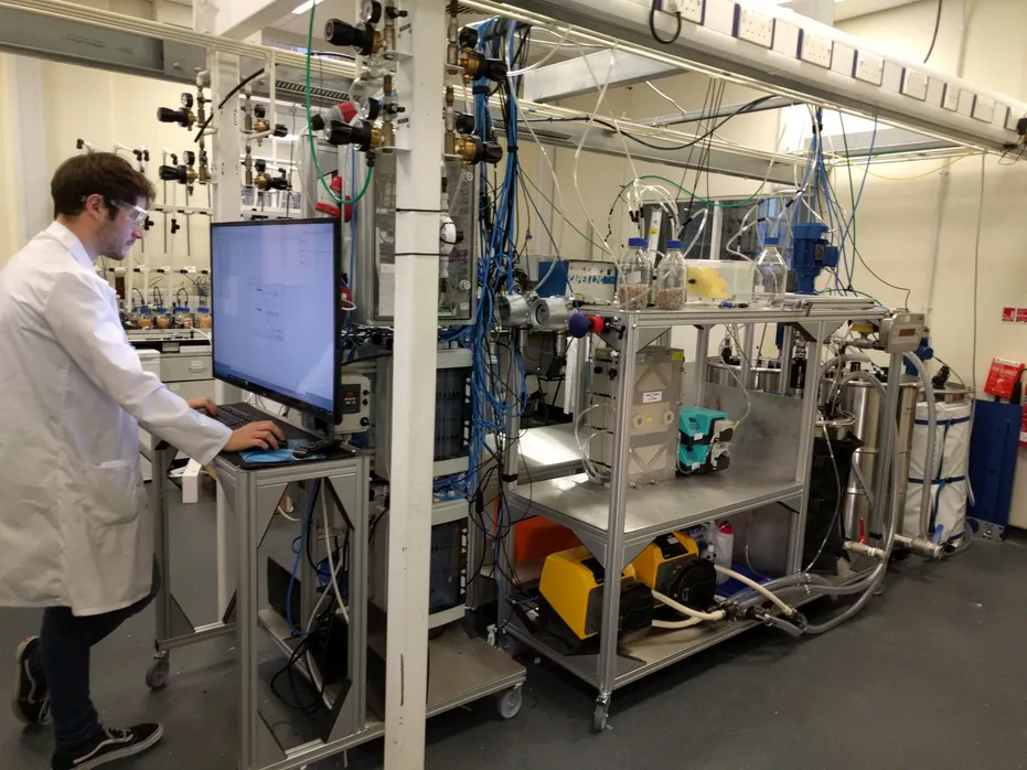 Dr Jaime Massanet-Nicolau yn gweithio mewn lab