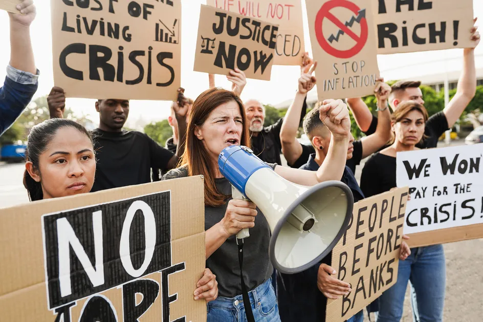 protest y tu allan i'r banc