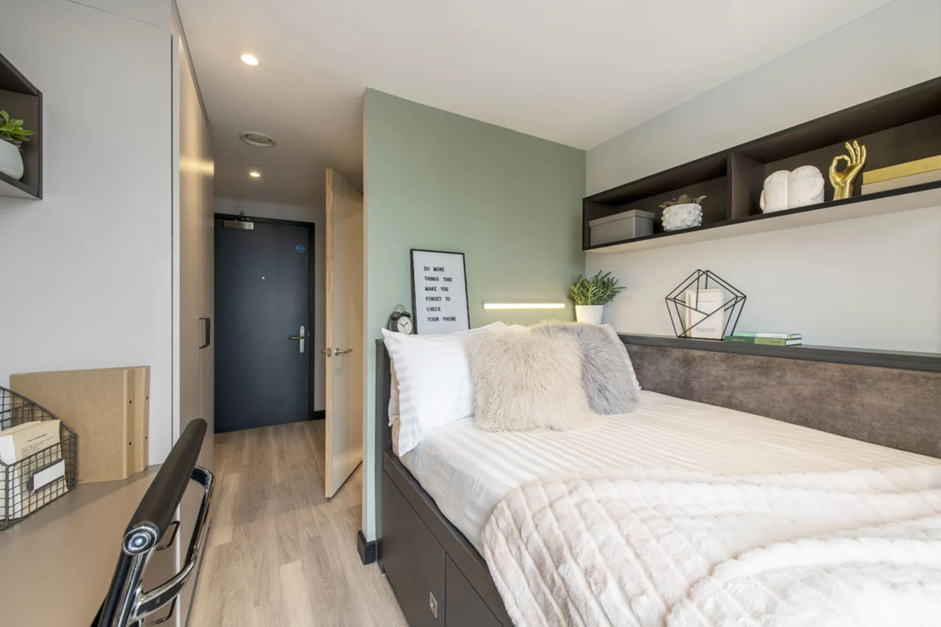 Cozy room with a double bed and desk